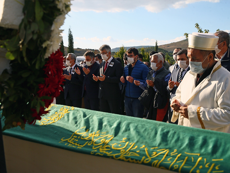 İzmir'deki Depremde Hayatını Kaybedenler Son Yolculuklarına Uğurlanıyor