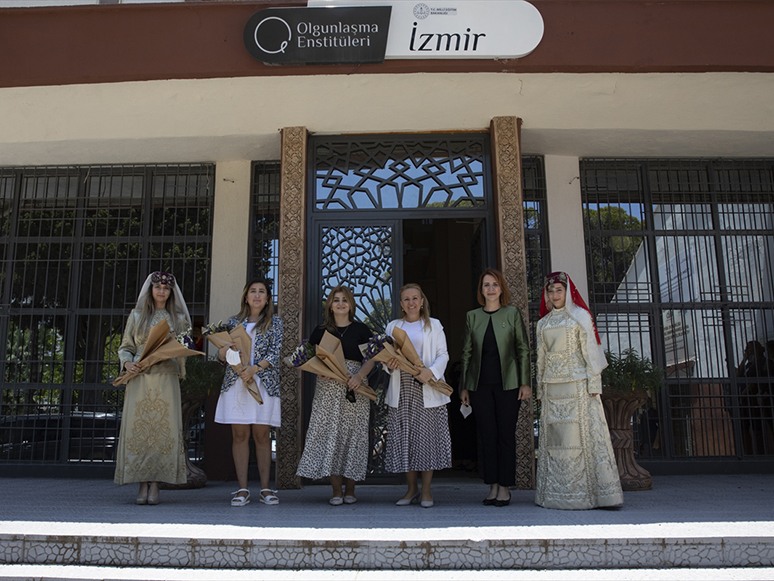 Bakan Pakdemirli'nin Eşi Ahu Pakdemirli, Konuk Bakan Eşleriyle İzmir Olgunlaşma Enstitüsünü Ziyaret Etti