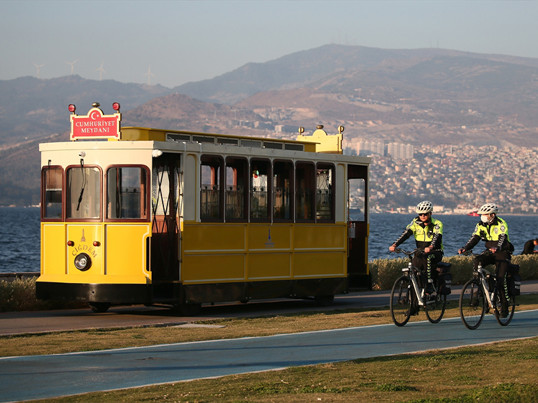 İzmir'in Beyaz Kırlangıçları Bisiklet Yollarının Güvenliği İçin Pedala Bastı