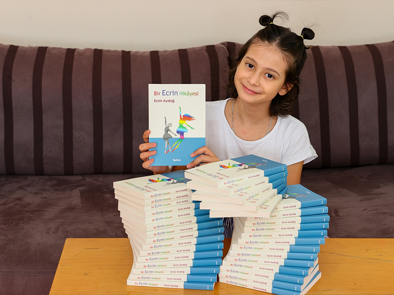Kemik Kanserini Yenen 10 Yaşındaki Ecrin, Kitabını Mutlu Sonla Tamamladı