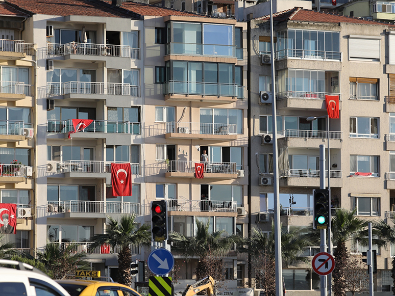 İzmir ve Çevre İllerde Saat 19.19'da İstiklal Marşı Okundu