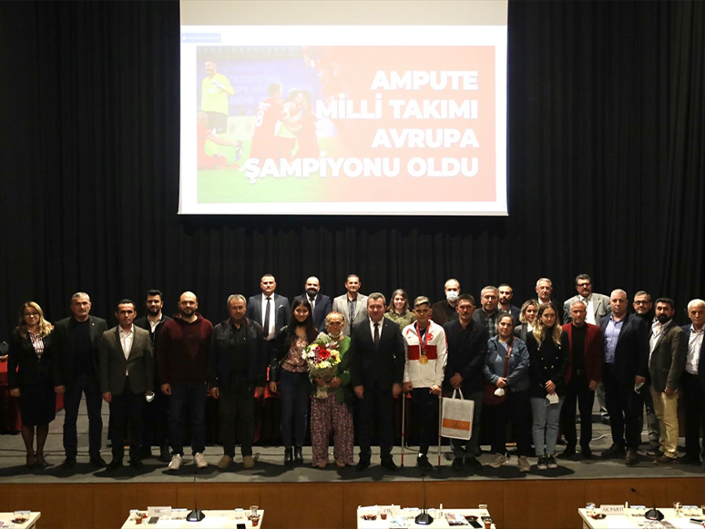 Bergama Belediye Meclisi'nden Avrupa Şampiyonu Rüstem Kurhan'a Altın Ödülü