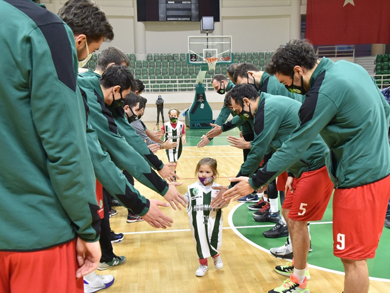Ayda ve Atakan, Bornova Belediyespor Basketbol Takımı'nın Antrenmanına Katıldı