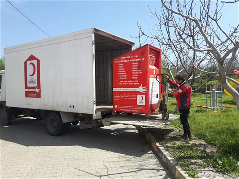 Beydağ'da Belediye ve Kızılay İş Birliğiyle Çeşitli Noktalara Giysi Kutusu Konuldu