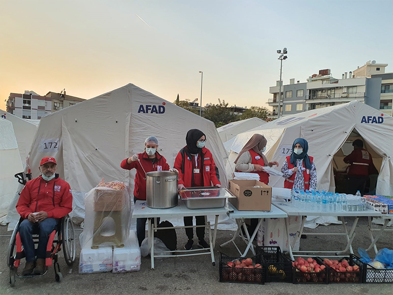 İzmir'deki Depremzedelerin Yardımına Koşmak İçin Engel Tanımadı