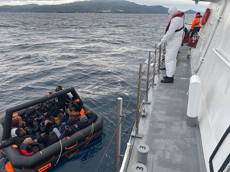 İzmir Açıklarında Yunanistan Unsurlarınca Geri İtilen 22 Düzensiz Göçmen Kurtarıldı
